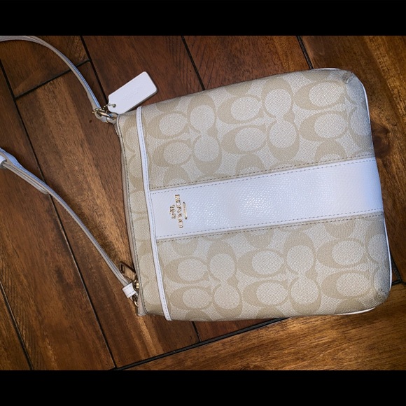 Coach Handbags - Coach messenger crossbody